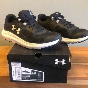 Boys Under Armor Outhustle US SZ 5.5 Youth